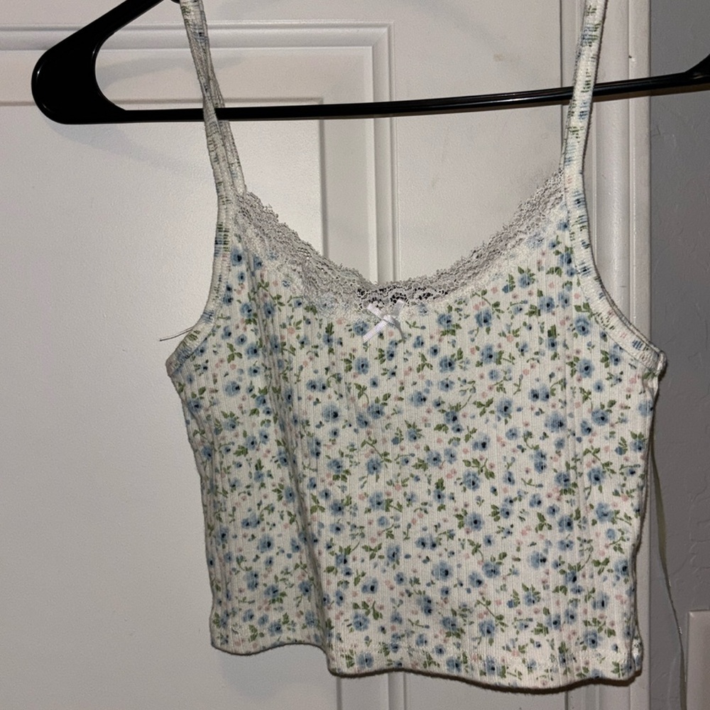Brandy Melville Cropped Floral Lace Tank